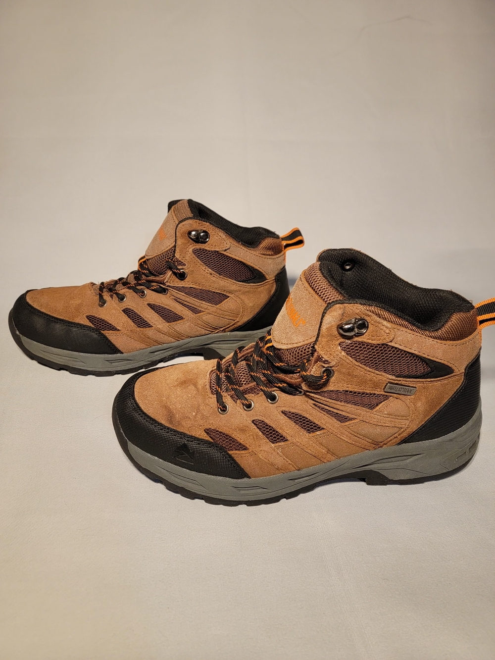 Denali Size 7.5 Men's Waterproof Suede Outdoor Hiking Boots with Black Trim